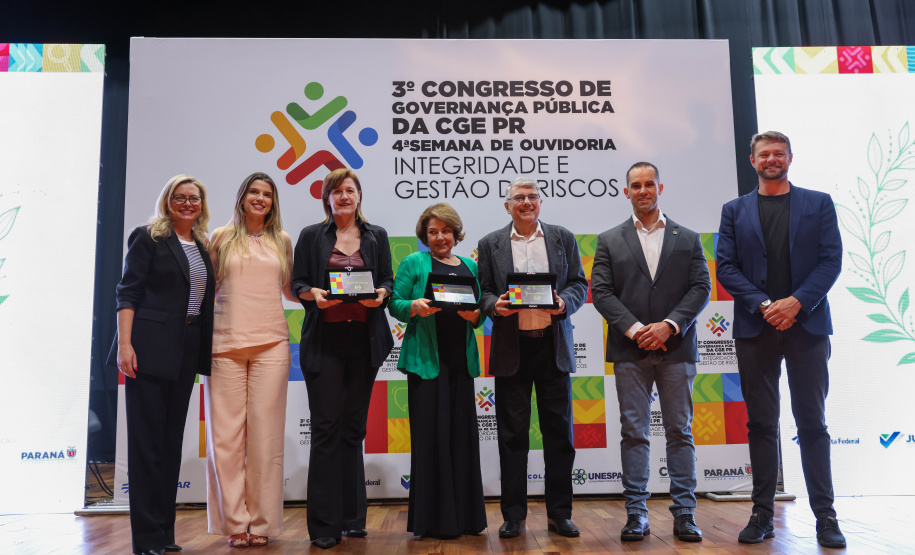 Vencedores do 3º Concurso de Redação da CGE recebem prêmios
