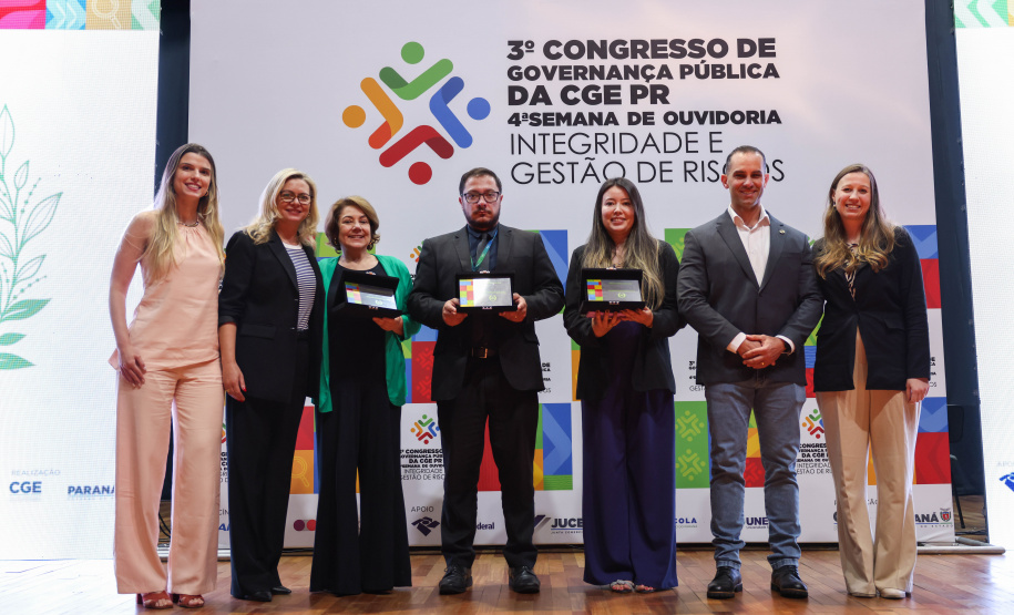 Vencedores do 3º Concurso de Redação da CGE recebem prêmios