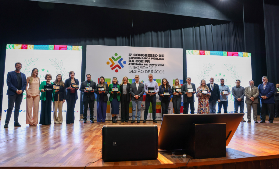Vencedores do 3º Concurso de Redação da CGE recebem prêmios