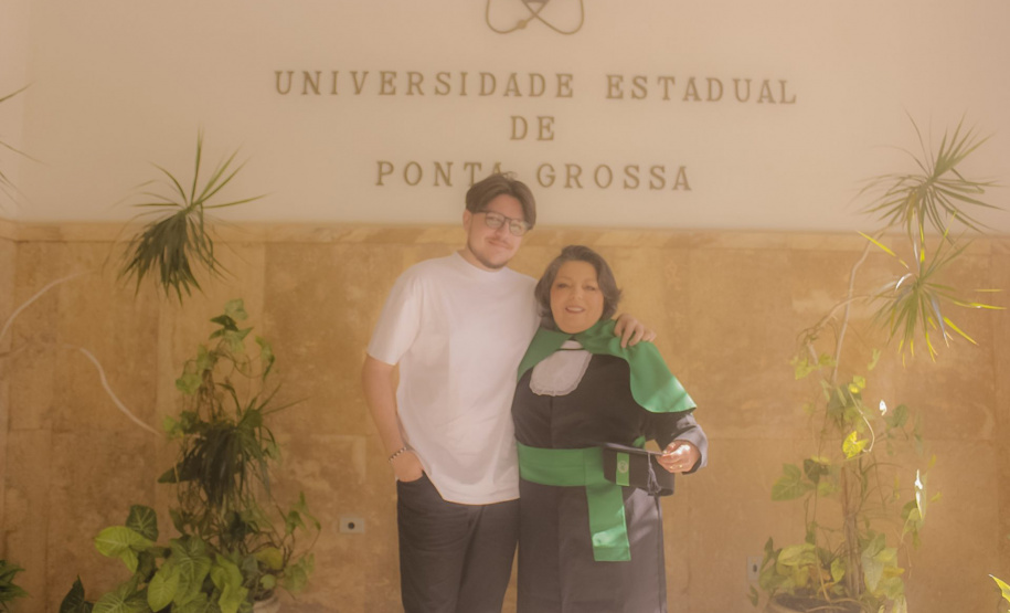 Aluna de 66 anos aprovada no TCC na UEPG viraliza nas redes e vira hit nos Campos Gerais