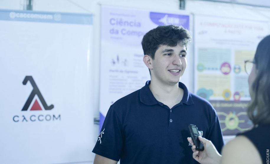 Mostra de Profissões da UEM tem exposições dos cursos e reúne centenas de estudantes