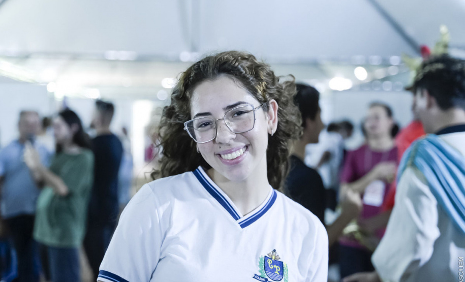 Mostra de Profissões da UEM tem exposições dos cursos e reúne centenas de estudantes