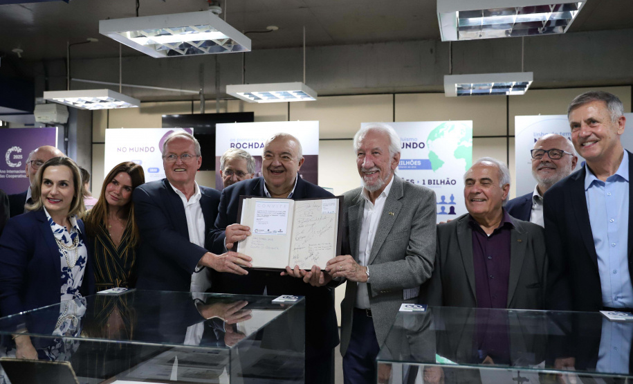 Arquivo Público do Paraná inaugura exposição valorizando a história do cooperativismo