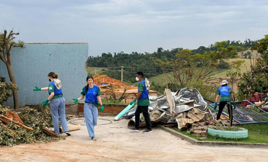 Acadêmicos da Unioeste se unem à reconstrução de Rio Bonito do Iguaçu e ajudam a limpar creche