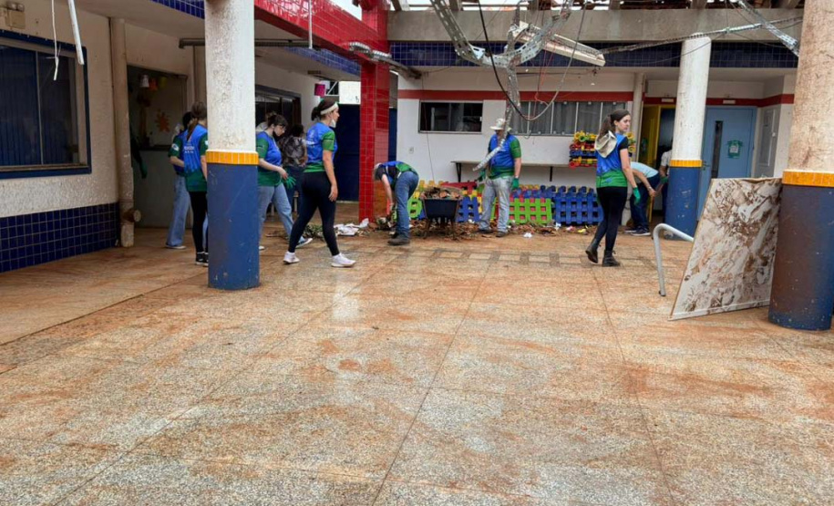 Acadêmicos da Unioeste se unem à reconstrução de Rio Bonito do Iguaçu e ajudam a limpar creche