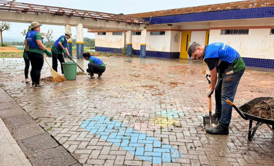 Acadêmicos da Unioeste se unem à reconstrução de Rio Bonito do Iguaçu e ajudam a limpar creche
