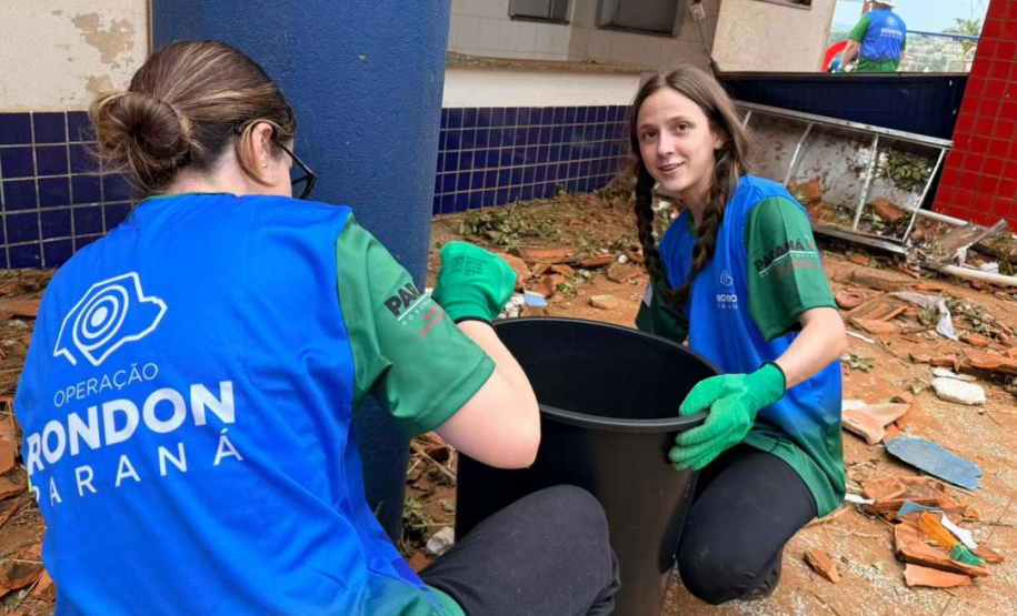 Acadêmicos da Unioeste se unem à reconstrução de Rio Bonito do Iguaçu e ajudam a limpar creche