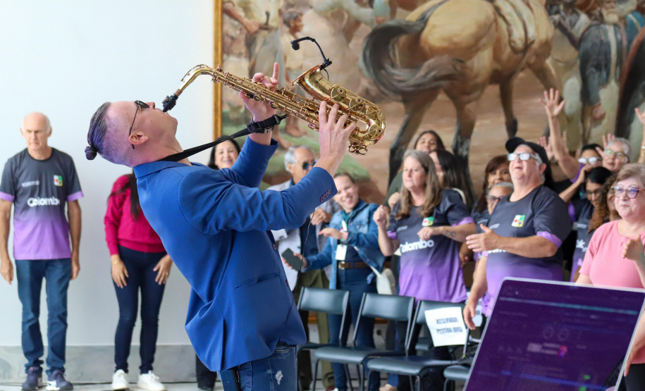 Estado lança programa Paraná Amigo da Pessoa Idosa e oficializa Bolsa Cuidador