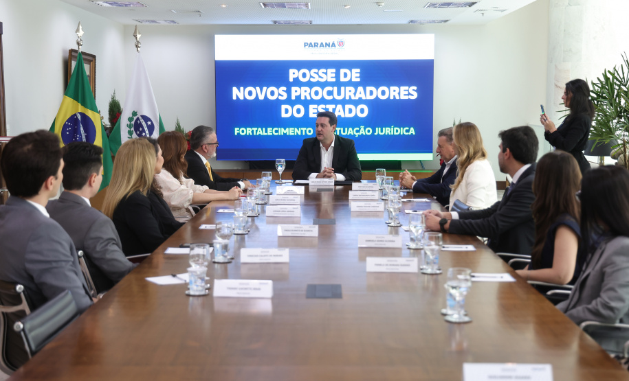 Governador Ratinho Junior empossa quatro novos procuradores do Estado