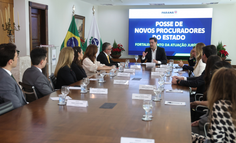 Governador Ratinho Junior empossa quatro novos procuradores do Estado