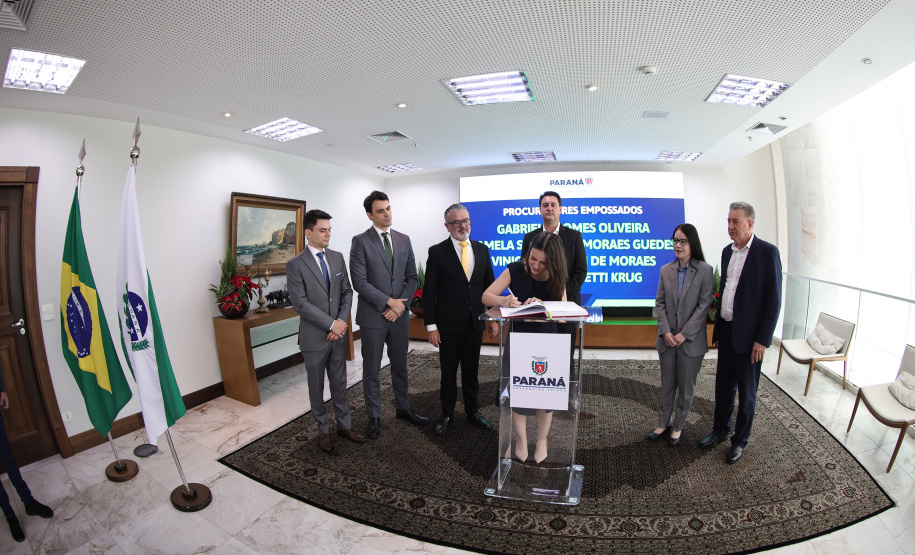 Governador Ratinho Junior empossa quatro novos procuradores do Estado