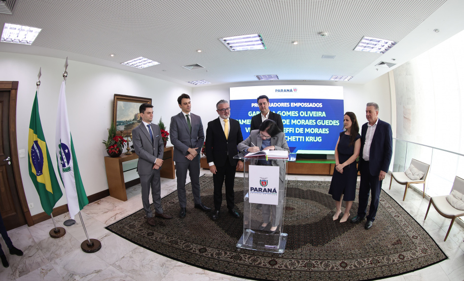 Governador Ratinho Junior empossa quatro novos procuradores do Estado