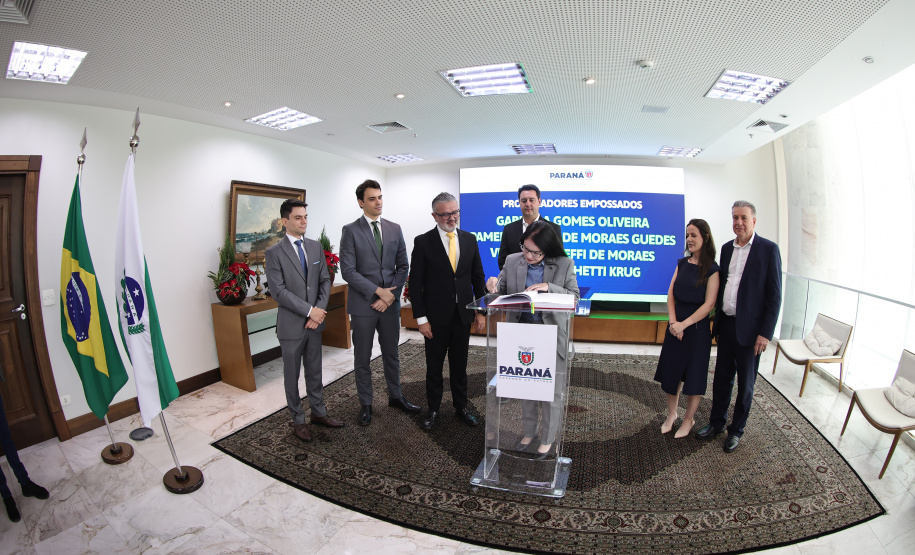 Governador Ratinho Junior empossa quatro novos procuradores do Estado