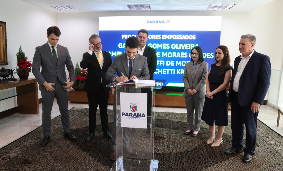 Governador Ratinho Junior empossa quatro novos procuradores do Estado