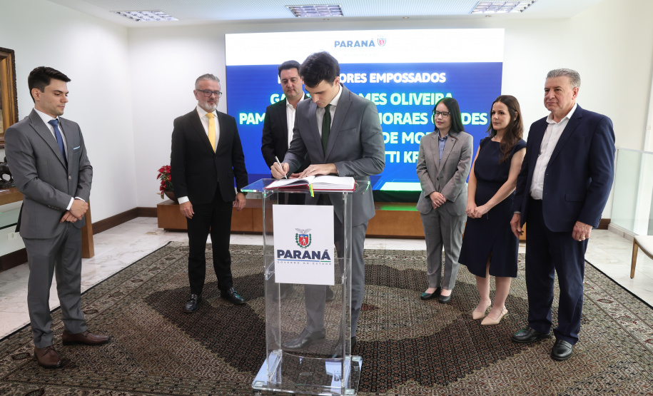 Governador Ratinho Junior empossa quatro novos procuradores do Estado