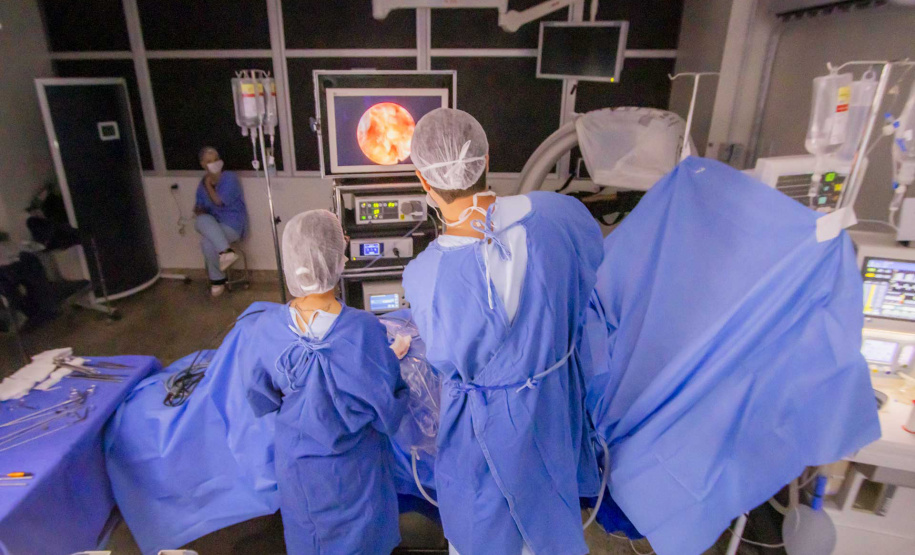 Hospital Universitário da UEPG realiza cirurgia inédita de endoscopia de coluna pelo SUS