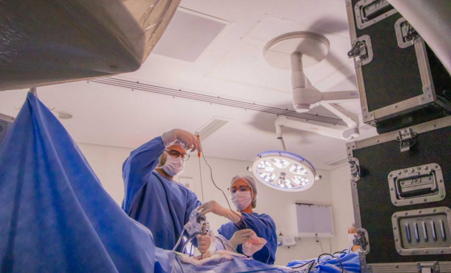 Hospital Universitário da UEPG realiza cirurgia inédita de endoscopia de coluna pelo SUS