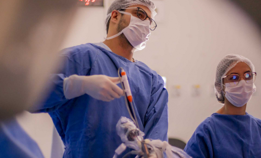 Hospital Universitário da UEPG realiza cirurgia inédita de endoscopia de coluna pelo SUS