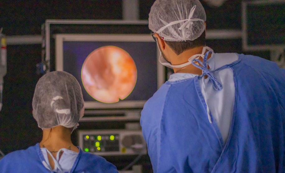 Hospital Universitário da UEPG realiza cirurgia inédita de endoscopia de coluna pelo SUS