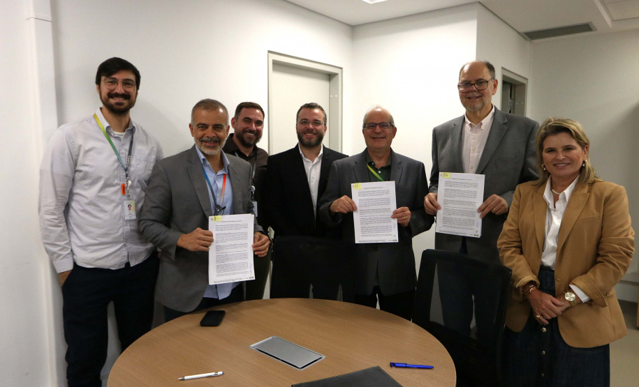 Estado firma parceria com CNPEM para cooperação em IA e materiais sustentáveis na UEL