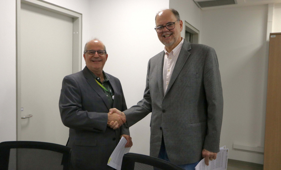 Estado firma parceria com CNPEM para cooperação em IA e materiais sustentáveis na UEL