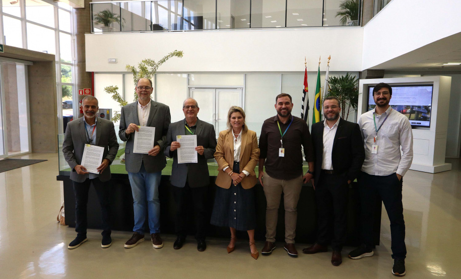 Estado firma parceria com CNPEM para cooperação em IA e materiais sustentáveis na UEL