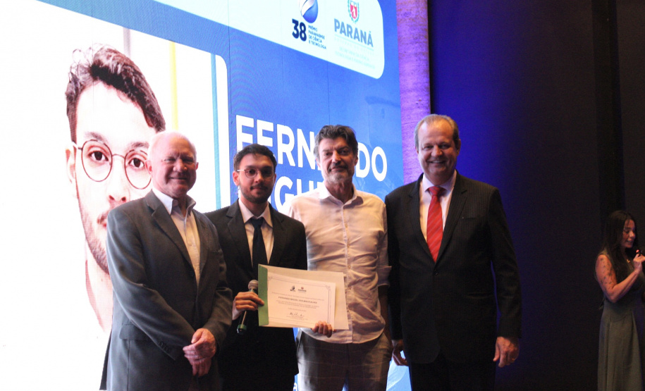Estado premia iniciativas que promovem pesquisa, inovação e impacto social no Paraná