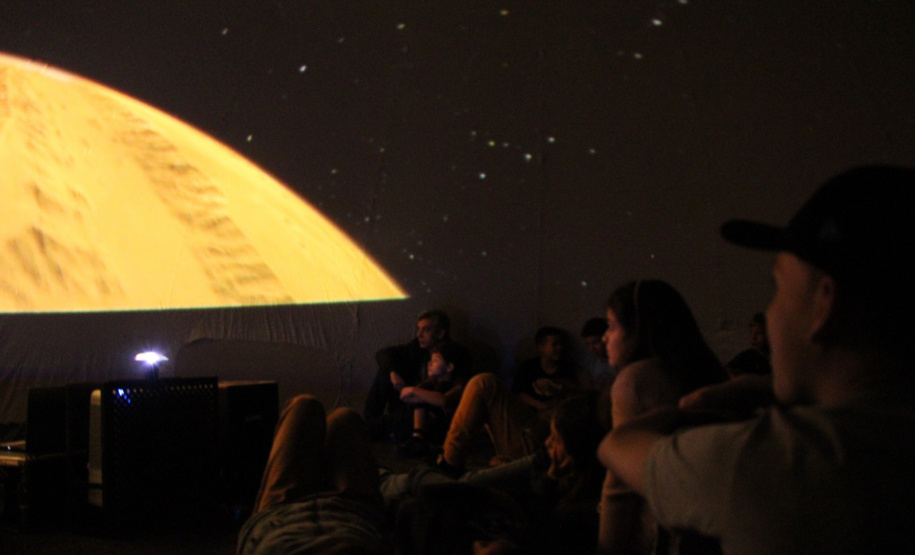 Planetário da Unicentro leva experiência imersiva em astronomia às escolas da região