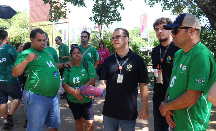 Cegos testam crachá desenvolvido na Unioeste que lê e descreve imagens com IA