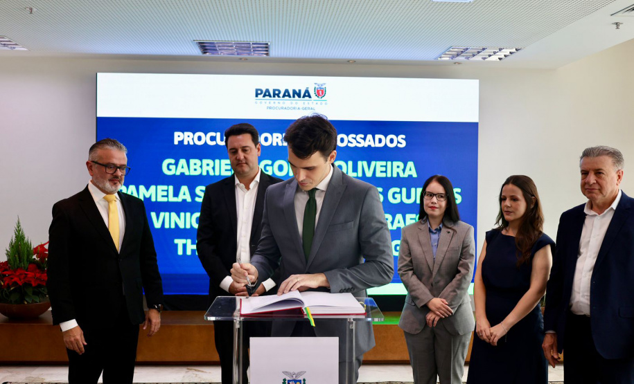 Governador Ratinho Junior empossa quatro novos procuradores do Estado