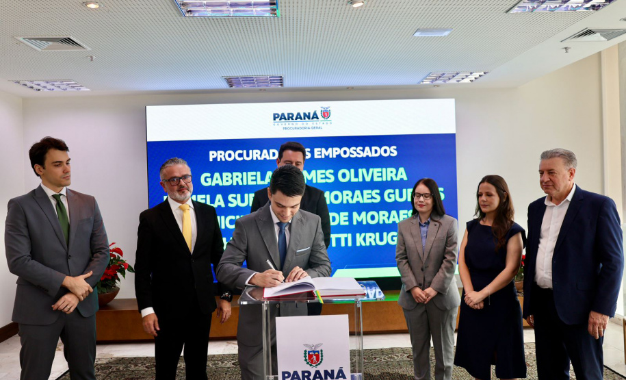 Governador Ratinho Junior empossa quatro novos procuradores do Estado