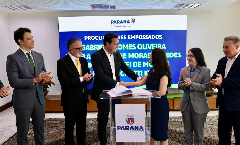 Governador Ratinho Junior empossa quatro novos procuradores do Estado