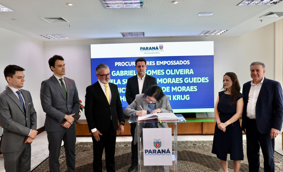 Governador Ratinho Junior empossa quatro novos procuradores do Estado