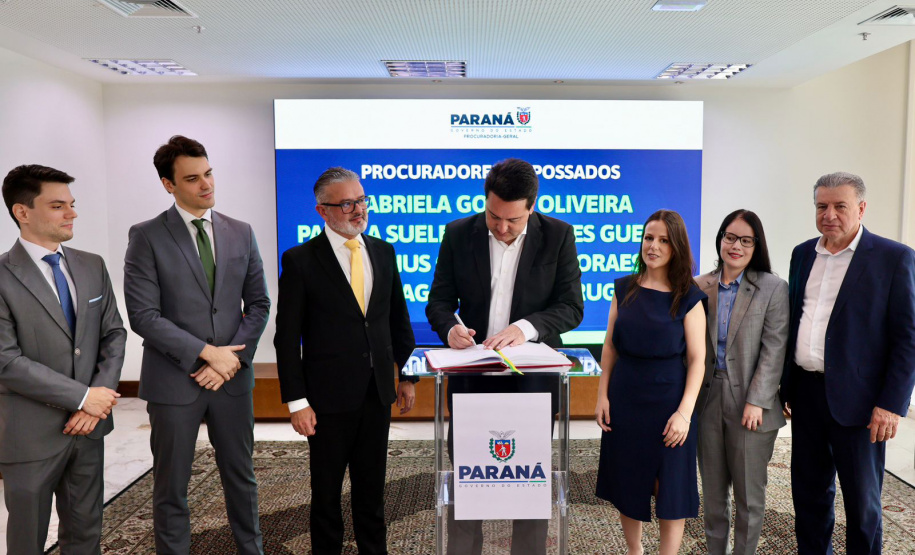 Governador Ratinho Junior empossa quatro novos procuradores do Estado