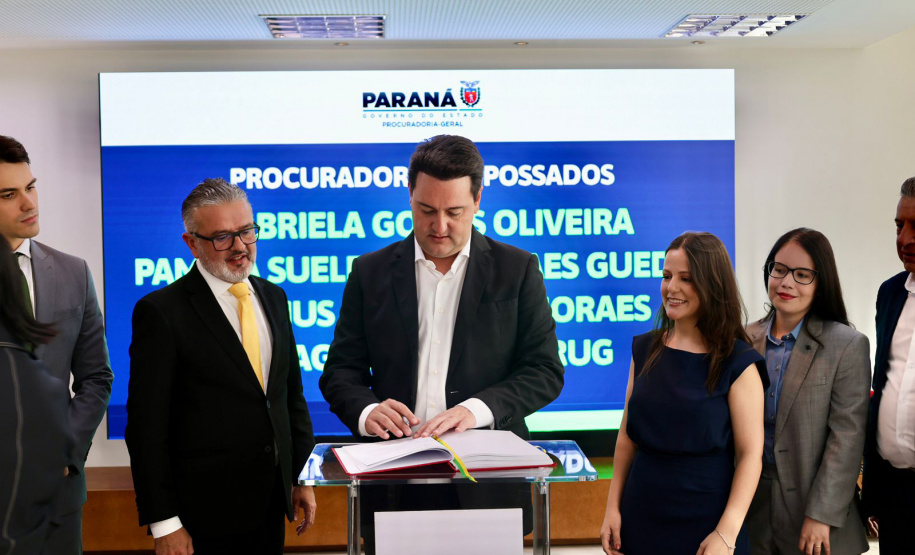 Governador Ratinho Junior empossa quatro novos procuradores do Estado