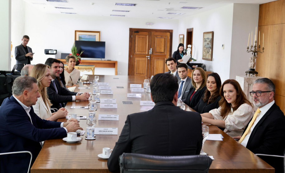 Governador Ratinho Junior empossa quatro novos procuradores do Estado