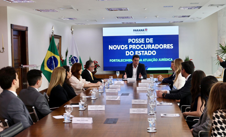 Governador Ratinho Junior empossa quatro novos procuradores do Estado