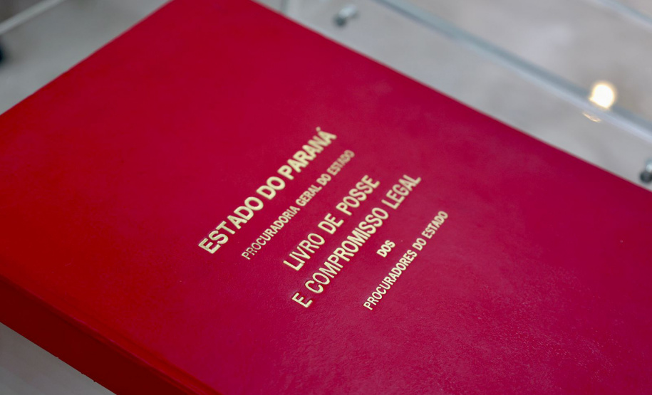 Governador Ratinho Junior empossa quatro novos procuradores do Estado