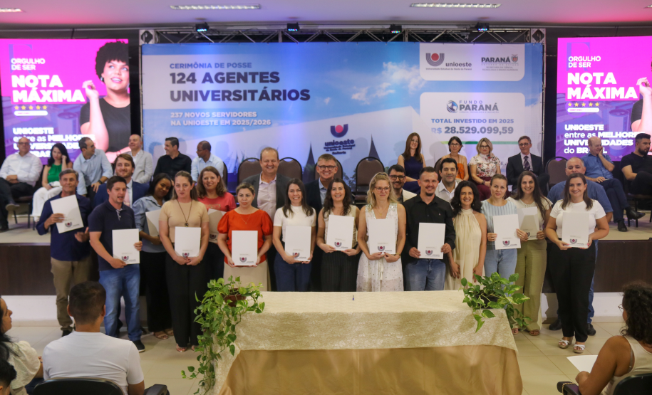 Unioeste realiza posse de novos servidores e entrega obras na reitoria