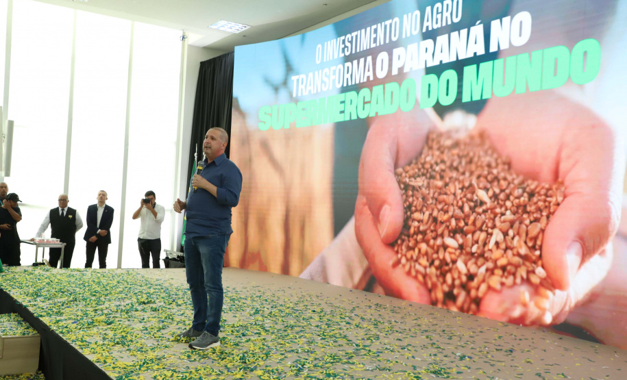 Ratinho Junior lança programas que levam energia mais potente e conectividade às propriedades rurais