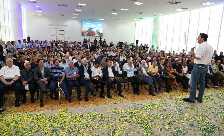 Ratinho Junior lança programas que levam energia mais potente e conectividade às propriedades rurais