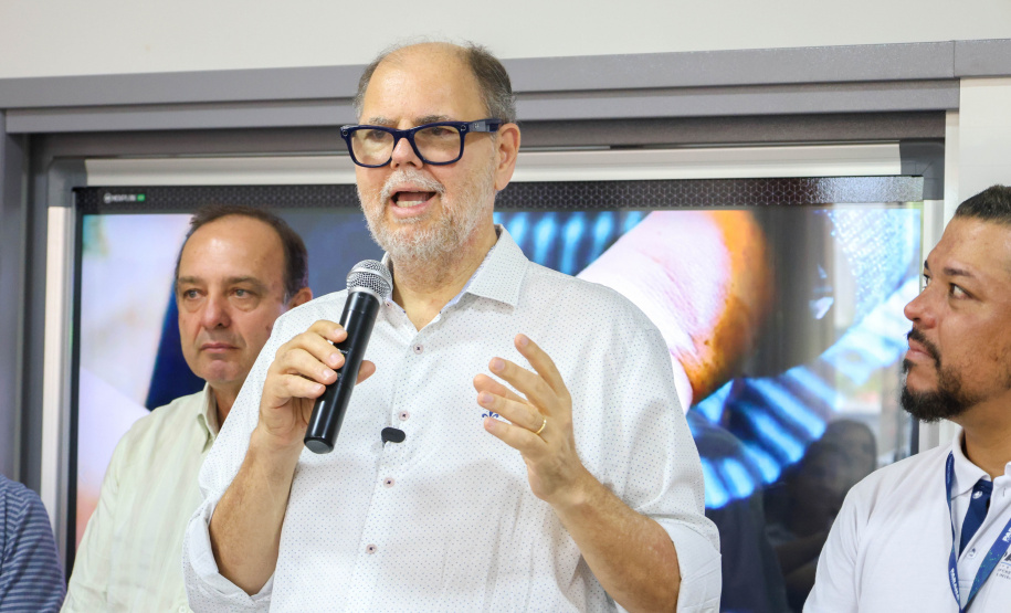 Menina conhece impressora 3D da Carreta da Inovação e recebe prótese de mão desenvolvida pelo Estado