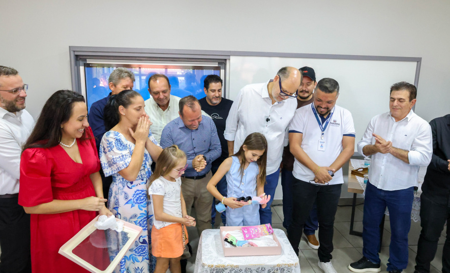 Menina conhece impressora 3D da Carreta da Inovação e recebe prótese de mão desenvolvida pelo Estado