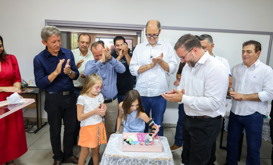 Menina conhece impressora 3D da Carreta da Inovação e recebe prótese de mão desenvolvida pelo Estado