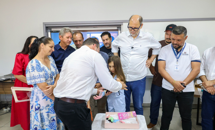 Menina conhece impressora 3D da Carreta da Inovação e recebe prótese de mão desenvolvida pelo Estado