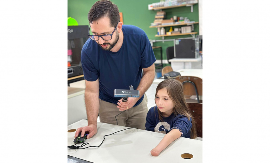 Menina conhece impressora 3D da Carreta da Inovação e recebe prótese de mão desenvolvida pelo Estado