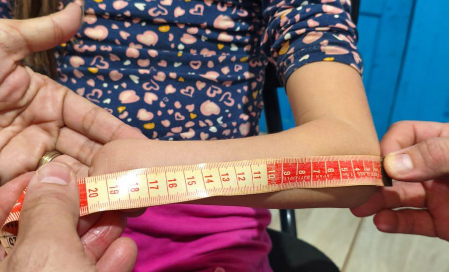 Menina conhece impressora 3D da Carreta da Inovação e recebe prótese de mão desenvolvida pelo Estado