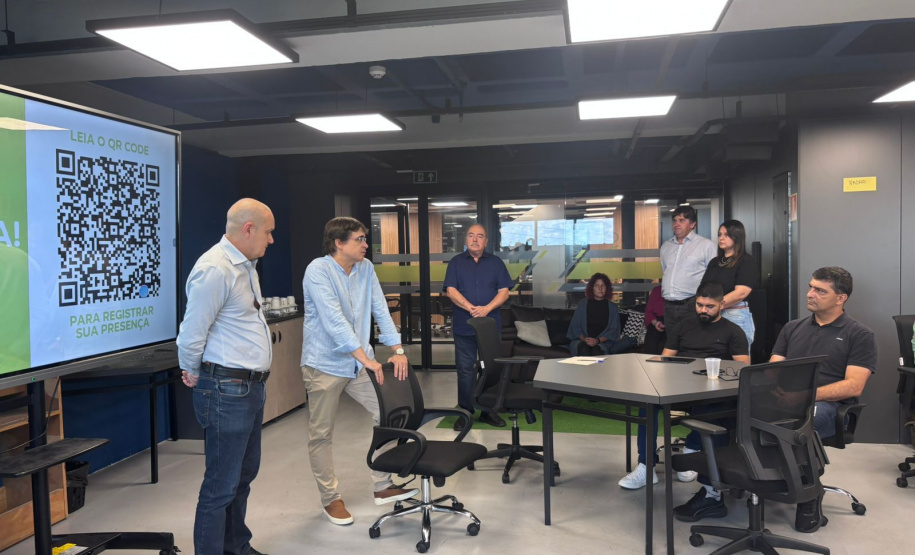 O Vale do Genoma, ecossistema de inovação localizado em Guarapuava, no Centro-Sul do Paraná, reúne nesta quinta-feira (5) representantes de diferentes instituições de ciência, tecnologia e inovação para elaborar o planejamento estratégico para o período de 2026 a 2028. O Governo do Paraná participa dos conselhos e das câmaras temáticas do ecossistema, cuja atuação é focada em pesquisa genômica e inteligência artificial nas áreas da saúde e do agronegócio. A programação do encontro segue até sexta-feira (6).