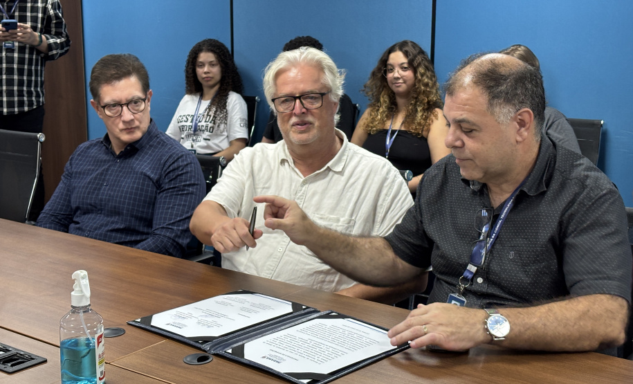 Estado anuncia projeto para digitalizar acervos do Arquivo Público do Paraná