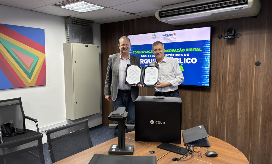Estado anuncia projeto para digitalizar acervos do Arquivo Público do Paraná